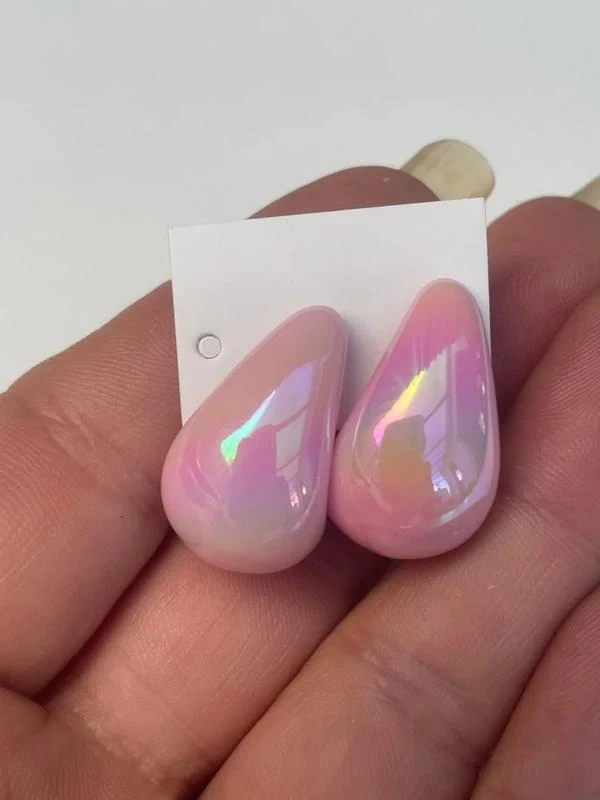 Boucles d’oreilles fantaisie forme de goutte rose brillant reflet multicolore